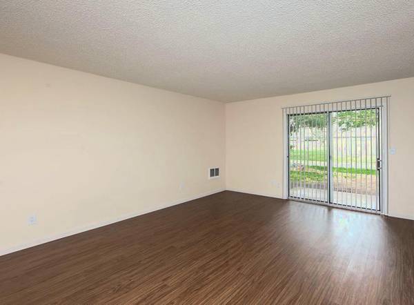 $1,700 / 2br - MOVE IN ASAP.. REACH OUT | Car Washing Area + Washer & Dryer in Home (Gresham)63842023928705122