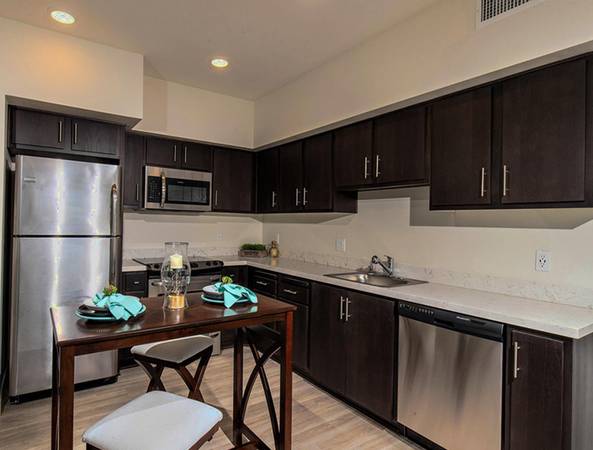 $2,925 / 2br - $1000 DE AHORRO AHORA - 2B Mejorado + Nuevos Muebles de Cocina, Patio Privado (Vista Village)63657192529153122