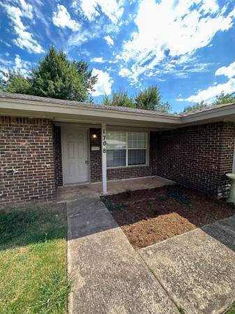 $1,250 / 3br - 1100ft2 - 1708 Westchester Drive (The Village)63670502898307121