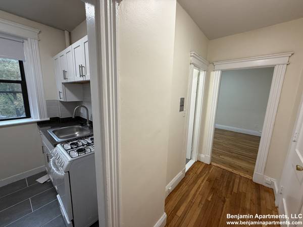 $1,995 >>ALLSTON - COMM AVE STUDIO - STEPS TO THE GREEN LINES, BU & LONGWOOD! (Brighton)63996402957570122
