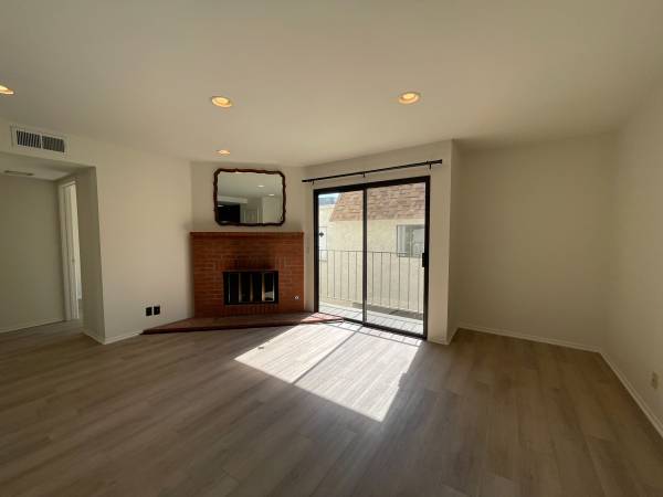 $3,350 / 2br - 1000ft2 - OPEN HOUSE - SUN, OCT 5TH, 12-4PM - TOP FLOOR 2B2B CONDO w 2 PARKING!! (Culver City/Palms)63952926512130121