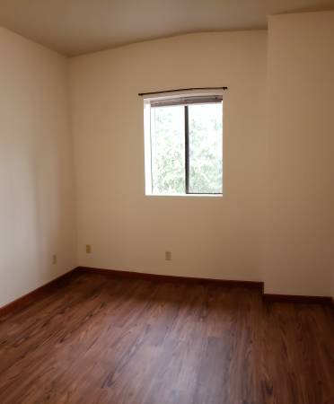 $505 / 156ft2 - Upstairs office in secure building across from Clinton Theater (Hosford-Abernathy)63842025229699121