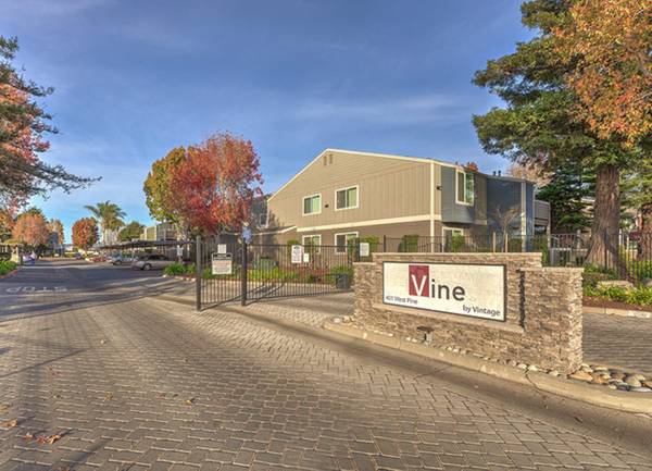 $2,100 / 2br - 825ft2 - Persianas para Ventanas, Amplios Armarios, Gestión en el Sitio (401 W. Pine Ave, Lompoc, CA)63663904785283120