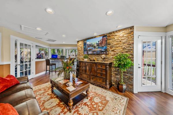 $1,892 / 2br - 920ft2 - Tampa FL, 2bd 2ba, Coffee & Tea Bar (Wonderful lake view)63976137757186121