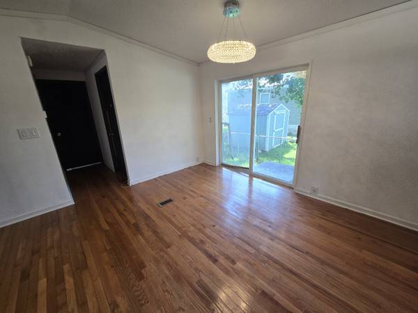 $70,000 / 3br - 1216ft2 - Beautifully Updated Home with 3 Season Porch and Stunning Features! (Apple Valley)64003961727746124