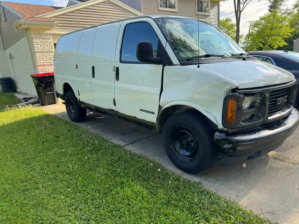 2001 GMC Savanah 2500 Cargo Work Van - $2,500 (Southfield)63470428574977122