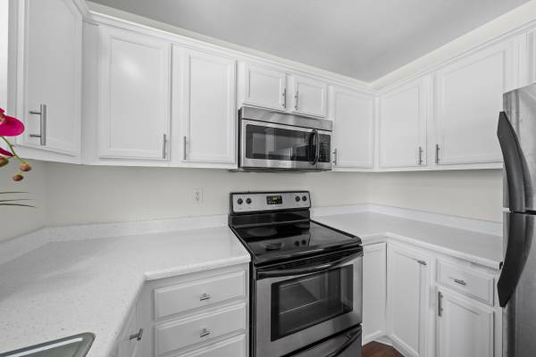 $2,295 / 2br - 805ft2 - Unidad de 2 Dormitorios en Planta Baja Disponible en La Mesa (La Mesa)63775500400515123