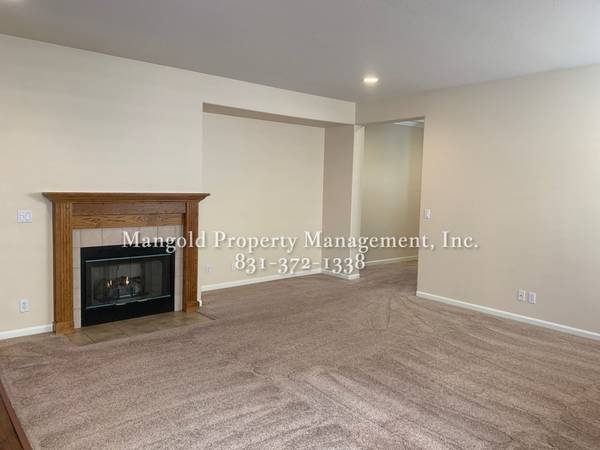 $4,050 / 2br - 1725ft2 - 2-Bed 2-Bath Home with Modern Kitchen and Fenced Back Yard in HOA (Seaside)64009499947906122