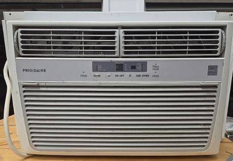 Frigidaire 12,000 BTU Window Air Conditioner (with Remote) 1