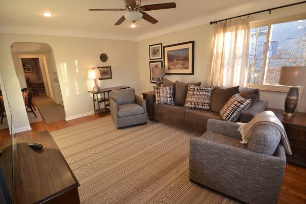$1,395 / 1br - 750ft2 - L-3 Centrally located 1BR 1BA furnished apartment (PLEASANT RIDGE)63974472609794120