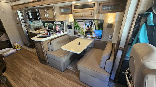 Newmar 3927, Dinette Set 1