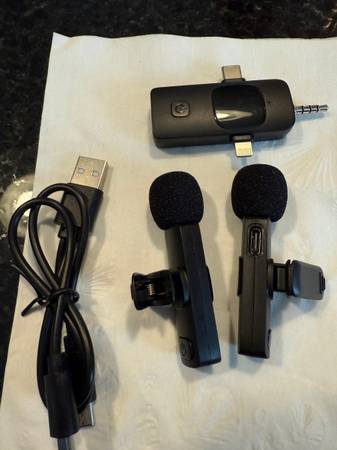 Lavalier wireless microphone for iPhone 1