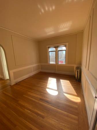 $1,400 Top floor studio apartment for rent in the Nob Hill63826175889153121