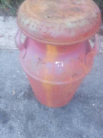 Antique metal milkcan 1