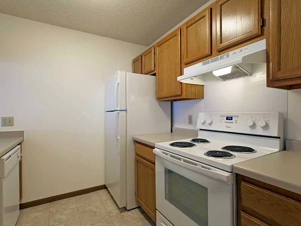 $2,168 / 2br - 1243ft2 - Huge, Single Level Townhouse!  Attached Garage and Outdoor Pool! (Bloomington, MN)64048422259075121