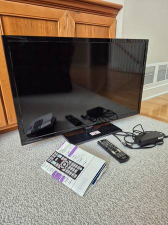Insignia Flat Screen 32" LED TV 1