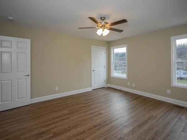 $1,050 / 3br - Beautiful Duplex - 3 bedroom, 2.5 bath near - Downtown, ETSU (Johnson City, TN)63674311023873122