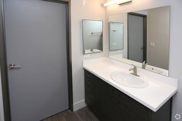 $1,400 / 1br - Affordable Downtown Living! Studios and 1 Beds. Low Move in Costs! (Downtown Sacramento)63900567754243121