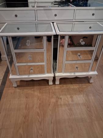 SOLD Nightstand/End Table (Set of 2) 1