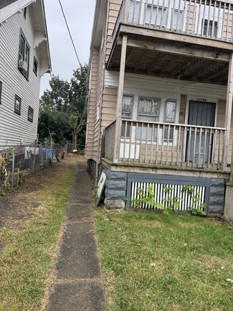 $1150.00 / 2br - Lower unit avalible63860362782977121