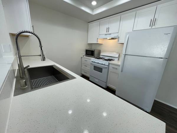 $3,395 / 2br - Apartamento moderno de 2 habitaciones y 2 baños en planta alta en la privilegiada ubicación de Pacific Beach! (Pacific Beach)63657123896193123