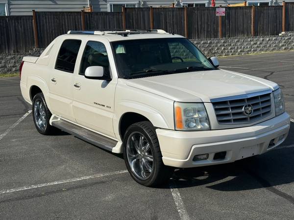 2005 Cadillac Escalade EXT. 129 mil millas, 6.0L V8, 60 registros de servicio - $6,500 (Lynnwood)63470766685697121