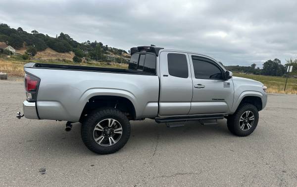 Toyota Tacoma SR5 2019 - $17,900 (San Rafael)63496308089987122