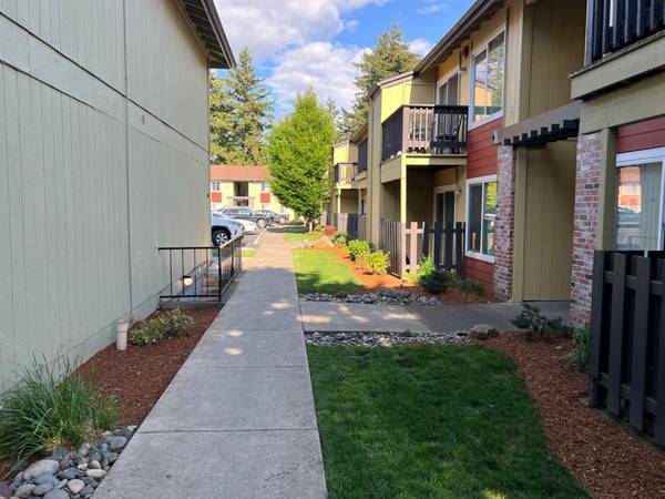 $1,595 / 2br - 1/2 MTH FREE - Gateway District Living + Entertain by the Pool (Halsey & I-84)63672637240193123