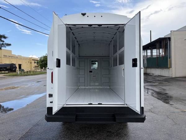 2020 Chevrolet EXPRESS 3500 CUTAWAY - Photo 13