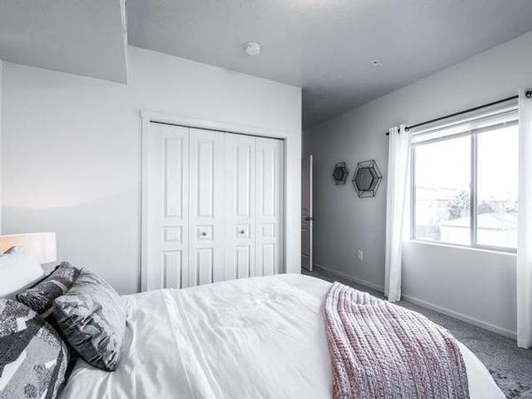 $1,895 / 3br - 1222ft2 - Easy Freeway and Mall Access, Central Heating and Air, Oven W/ Range (Boise)63794970313729124