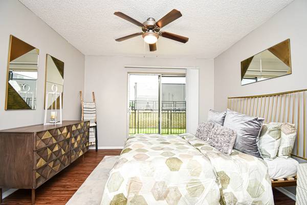 $1,400 / 2br - 1099ft2 - Oven, Patio, Vinyl Flooring (1109 N Carrier Pkwy, Grand Prairie, TX)63796578146305123