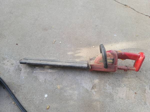 Homelite 18 Volt Cordless Hedge Trimmer UT-31840 1