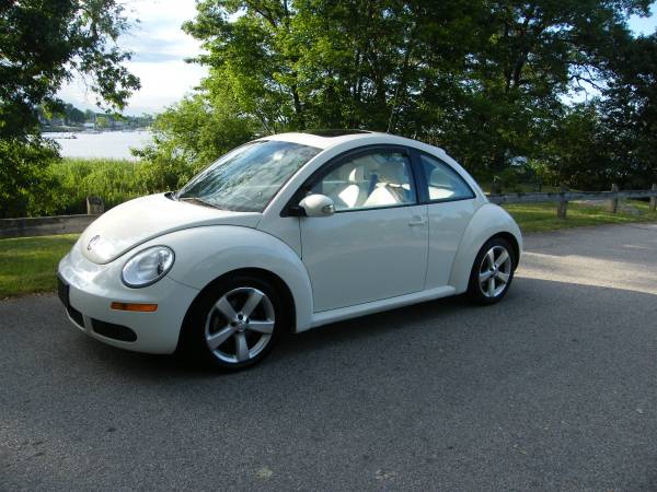 Volkswagen 2008 New Beetle Triple White automático con cuero, precioso - $4.975 (East Providence, Rhode Island)63469914726147122