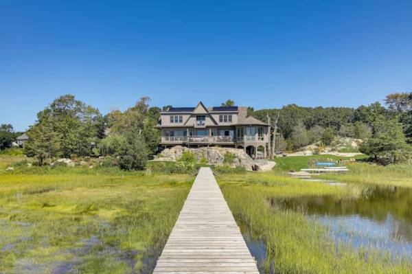 $1 / 4br - Luxe Scituate Vacation Rental w/ Private Hot Tub! (Scituate, MA)63892102944259123