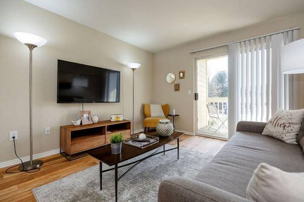 $1,611 / 2br - 828ft2 - ¡Calienta tu nuevo hogar con una chimenea de leña! (2700 w powell blvd)63831608756483121