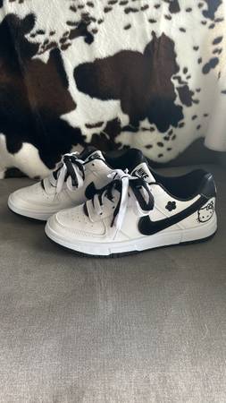 Hello Kitty Nike Dunks 1