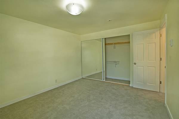 $1,400 / 1br - 700ft2 - New Remodel Specious, Secure Building Apartment for Rent in Seattle (North 105 th Street Midvale Ave, North & Aurora)63814837723649123