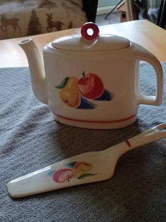 Bakerite tea pot 1