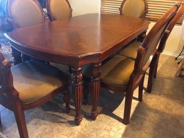 7 pieces dinning set (table with 6 chairs)solid wo excellent condition 1