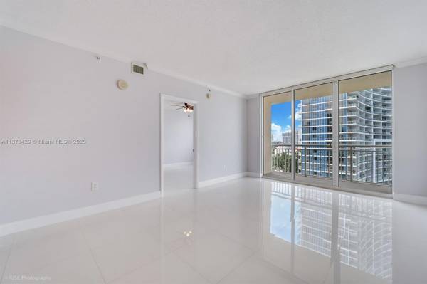 $3,850 / 2br - 1049ft2 - Lovely 2bd with an Amazing Park Steps Away! (Cite- Edgewater)64001847673474121