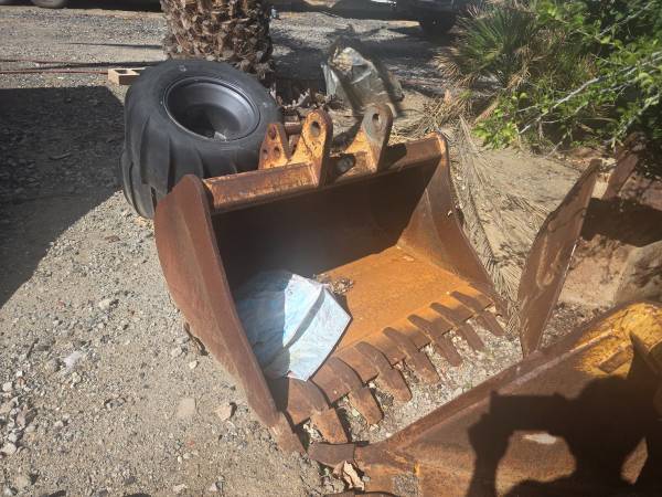 4 ft 580 bucket 1