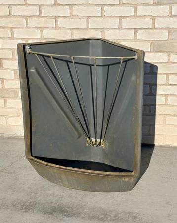 CountyLine 3-Flake Corner-Mounted Poly Hay and Grain Feeder, 21 in., Gray 1