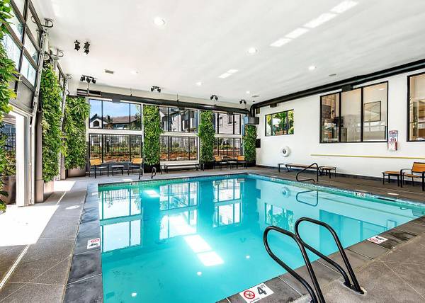 $1,611 / 2br - 828ft2 - ¡Calienta tu nuevo hogar con una chimenea de leña! (2700 w powell blvd)63831608756483124