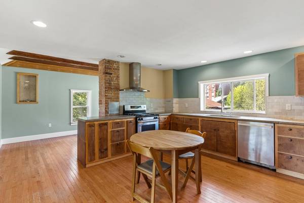 $3,600 / 3br - 1400ft2 - Unique Brookline 3 Bed For $3,600 AVAIL 10/1/25 (Brookline)63828337752451120