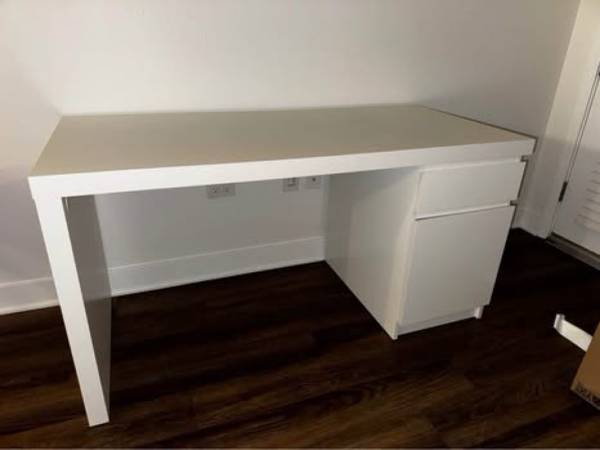 White desk 1