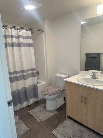 $1,400 / 1br - 691ft2 - Large 1bd 1bth Spacious , light rail , park, shopping 2mins away COME (RAINER VALLEY)63870757563395122