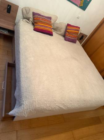Large bed (180 cm by 200 cm) 1