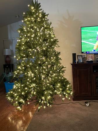 7.5' Christmas Tree excellent condition 1