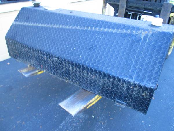 DeeZee 80 gallon auxilliary diesel fuel wedge tank 1