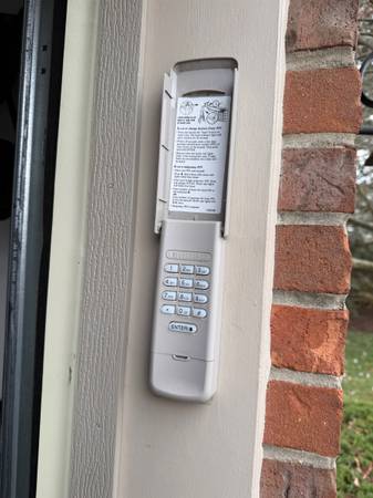 Liftmaster Battery Powered Garage Door Key Pad in great shape! 1